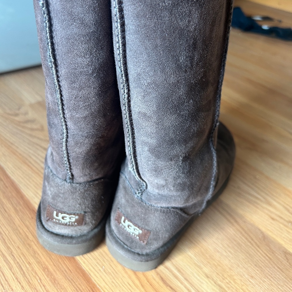 BROWN UGGS